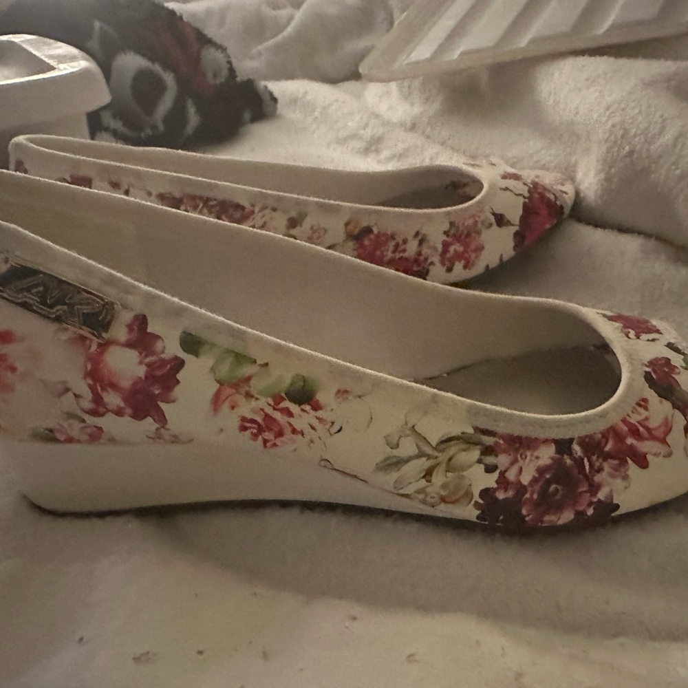 Anne Klein sport wedge size 8.5 the wedge is 1 and 1/2 inch